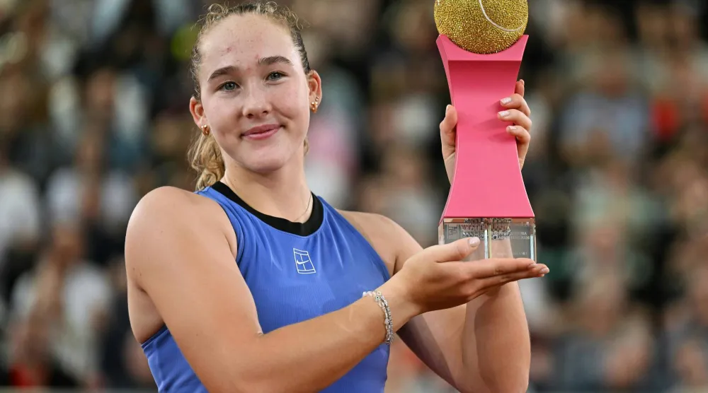 ميرا أندريفا تحتفل بلقب لينز (د.ب.أ)