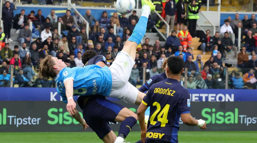 نابولي اكتفى بالتعادل مع مضيّفه بارما (أ.ب)