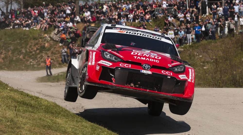 سيارة تاكاموتو كاتسوتا سائق «تويوتا» بطل «رالي كرواتيا» (إ.ب.أ)