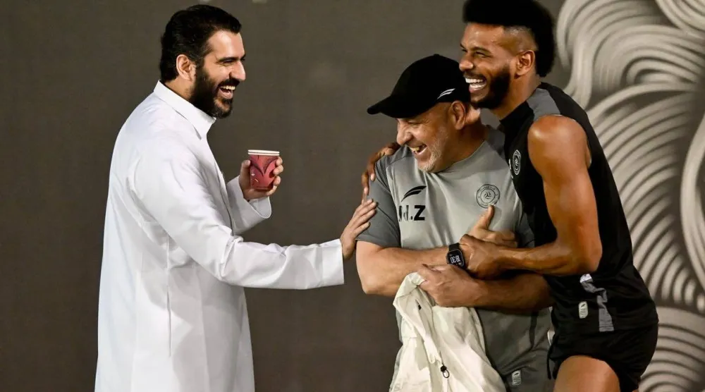 البليهي يمازح مدربه بن زكري ويظهر عبد العزيز المالك رئيس الشباب (موقع النادي)