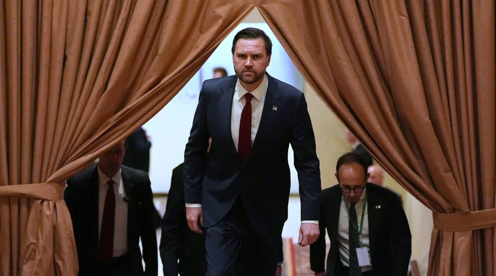 نائب الرئيس الأميركي جي دي فانس يصل لعقد اجتماع مع رئيس وزراء باكستان شهباز شريف في إسلام آباد السبت (أ.ب)