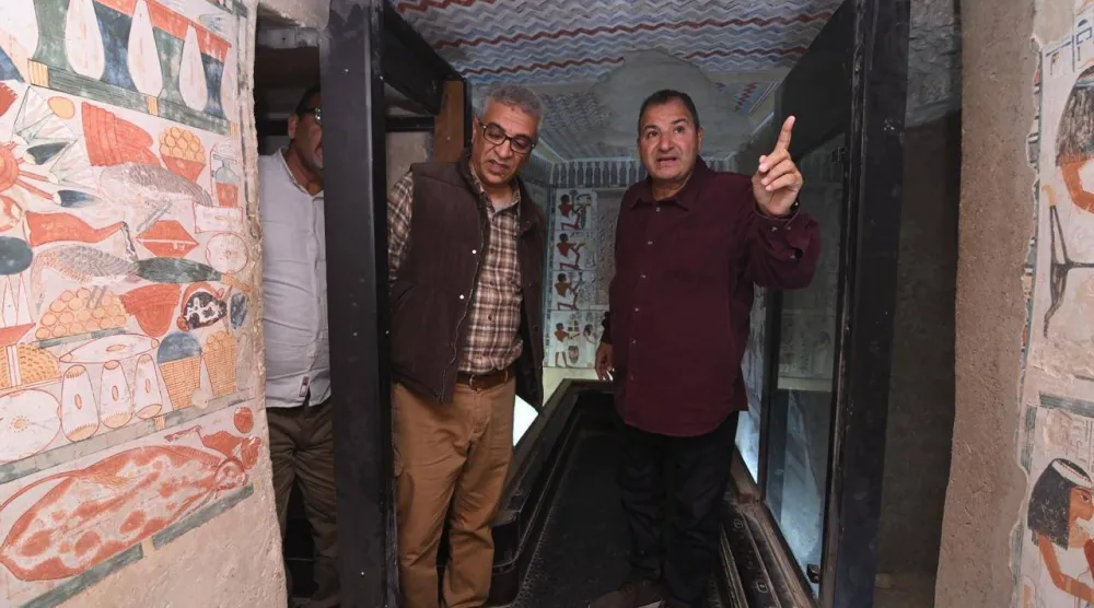 مسؤولون مصريون خلال زيارة المقابر التي سوف يتم فتحها للجمهور قريباً (وزارة السياحة والآثار المصرية)