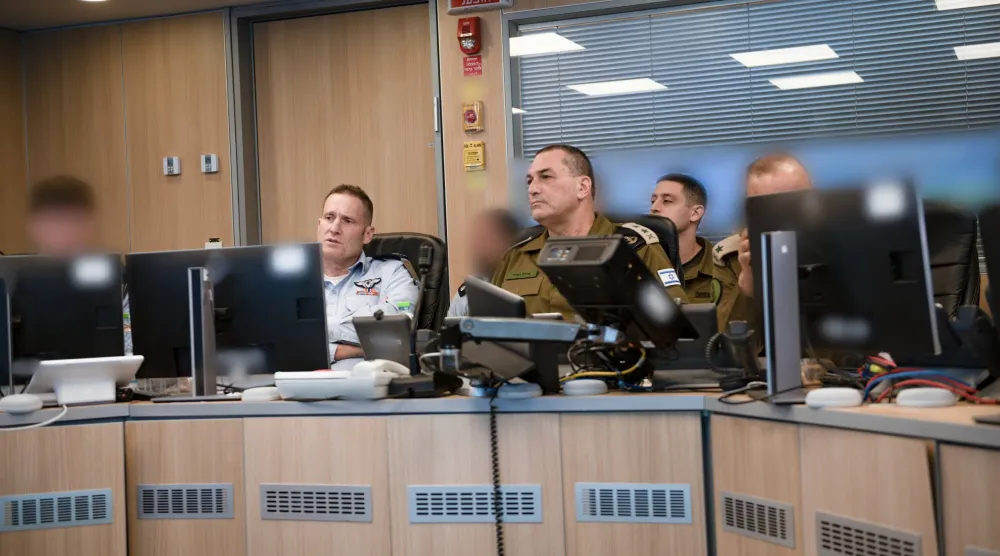 صورة نشرها الجيش الإسرائيلي لرئيس الأركان إيال زامير خلال متابعة الضربات على إيران في غرفة العمليات