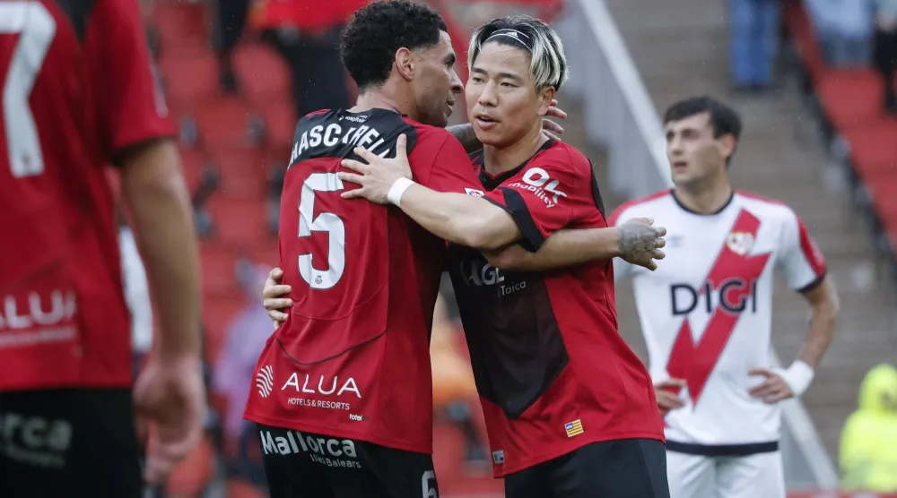 احتفالية لاعبي ريال مايوركا بالفوز على فاييكانو (إ.ب.أ)