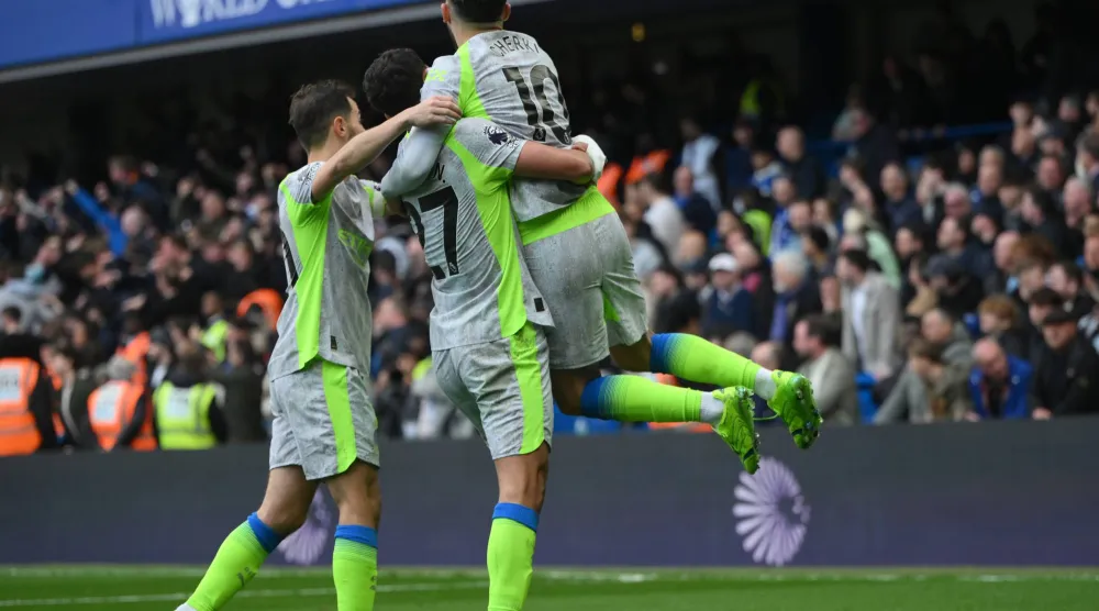 احتفالية لاعبي مان سيتي تكررت ثلاث مرات في «ستامفورد بريدج» (إ.ب.أ)