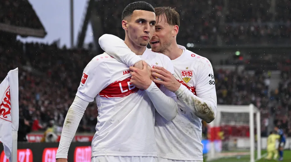 بلال الخنوس (يسار) يحتفل بهدفه في مرمى هامبورغ (أ.ب)