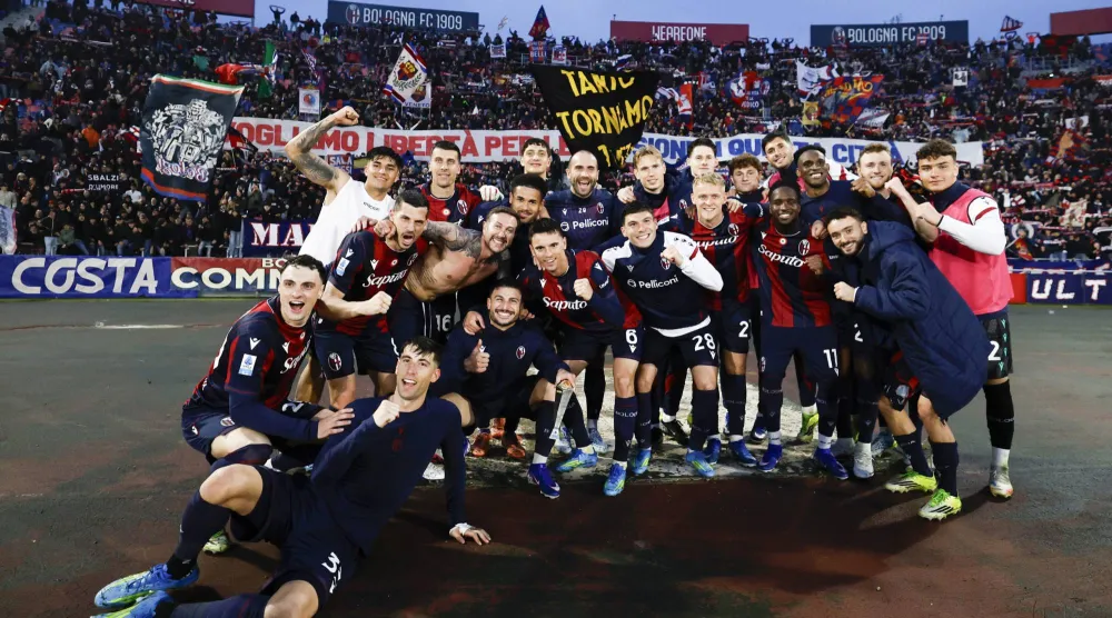 احتفالية لاعبي بولونيا بعد الفوز على ليتشي (إ.ب.أ)