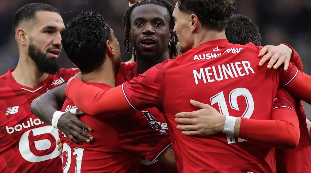 فرحة لاعبي ليل بالفوز على تولوز بملعبه (أ.ف.ب)