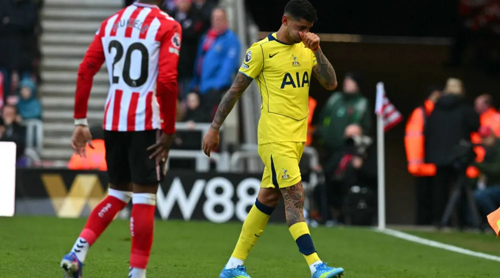 الأرجنتيني كريستيان روميرو مدافع توتنهام يغادر الملعب باكياً (أ.ف.ب)