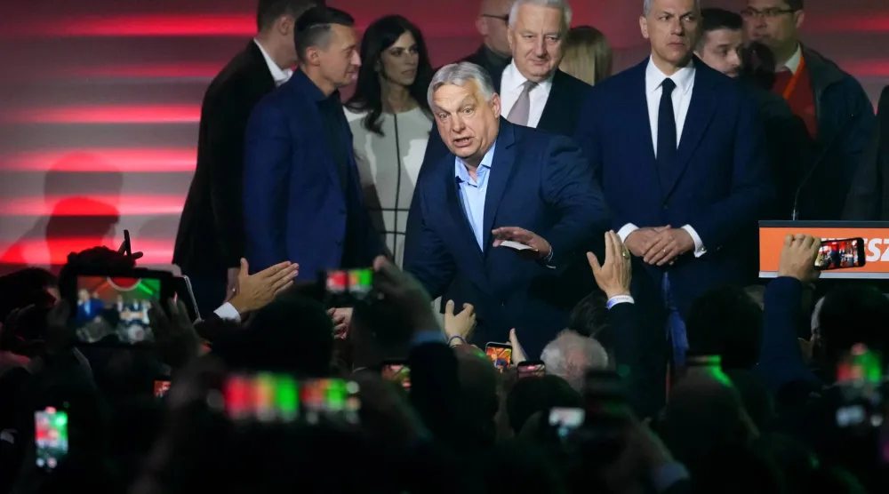 رئيس الوزراء المجري المنتهية ولايته فيكتور أوربان خلال كلمته إلى أنصاره عقب اعترافه بالهزيمة في الانتخابات التشريعية (أ.ب)