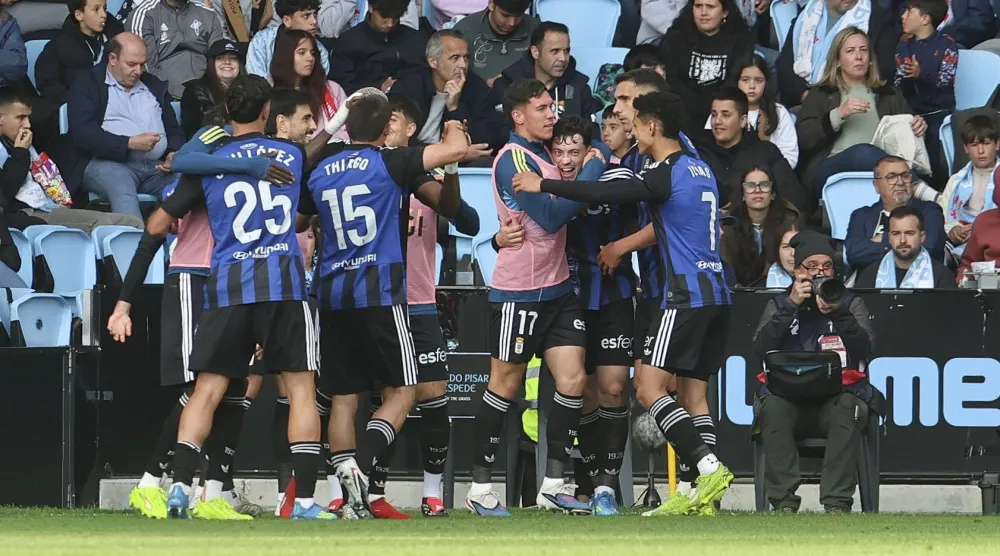 فرحة لاعبي ريال أوفييدو بالفوز على سيلتا فيغو (إ.ب.أ)