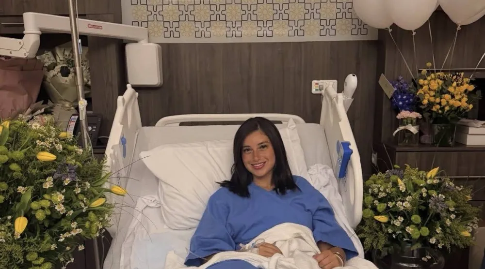 فرح جفري على السرير الأبيض بعد إجراء العملية (الشرق الأوسط)