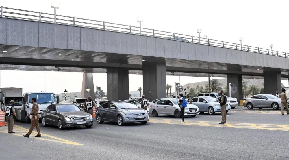 إعادة المخالفين والمركبات عند مراكز الضبط الأمني المؤدية إلى العاصمة المقدسة (واس)