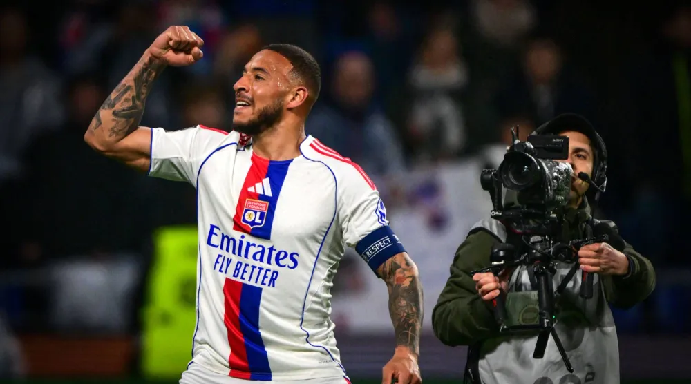 كورينتين توليسو يحتفل بثاني أهداف ليون في مرمى لوريان (أ.ف.ب)