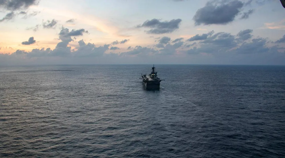 سفينة الإنزال الأميركية «طرابلس» تبحر في بحر العرب (سنتكوم)