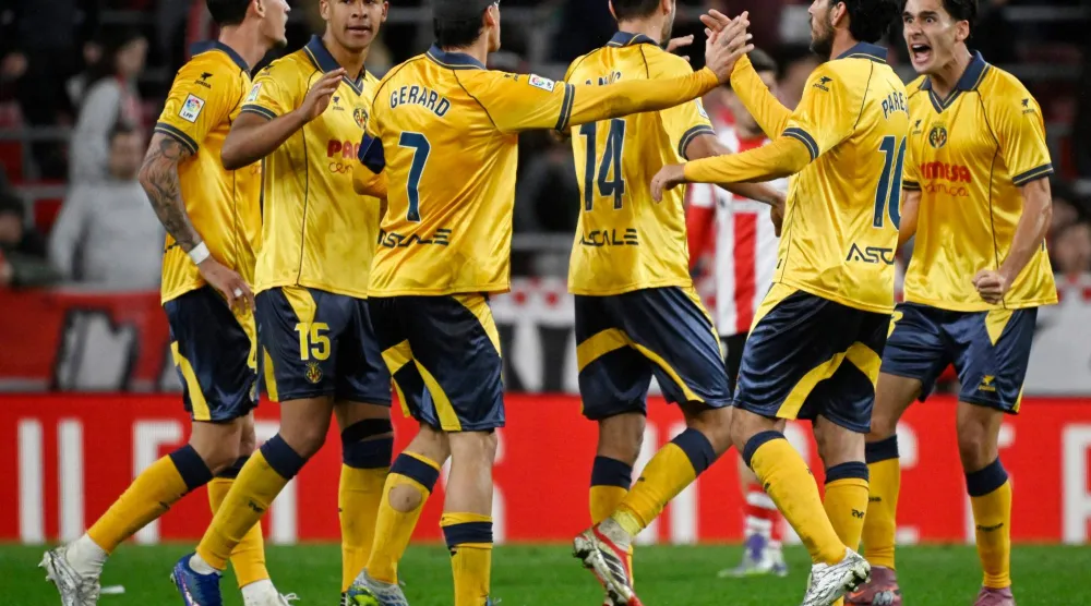 فرحة لاعبي فياريال بالفوز في بلباو (أ.ف.ب)