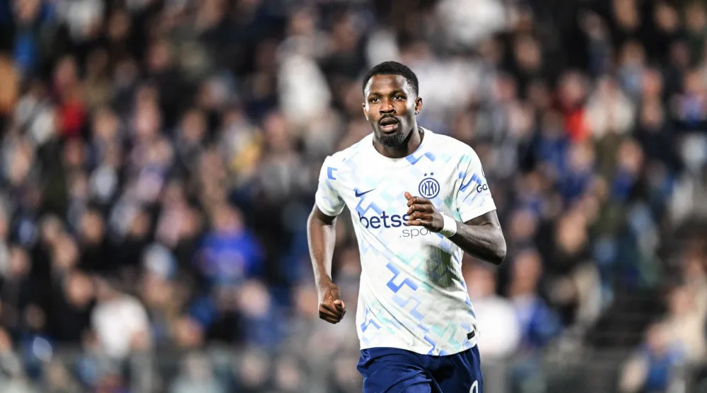 تورام محتفلا بهدفه في كومو (د.ب.أ)