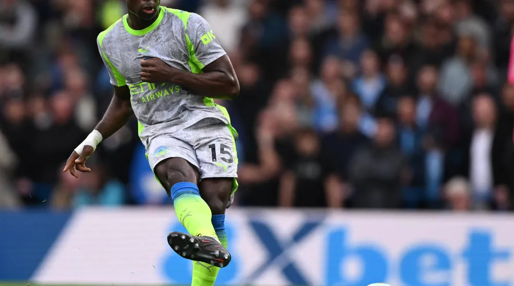 جيهي يمرر الكرة خلال المباراة (إ.ب.أ)