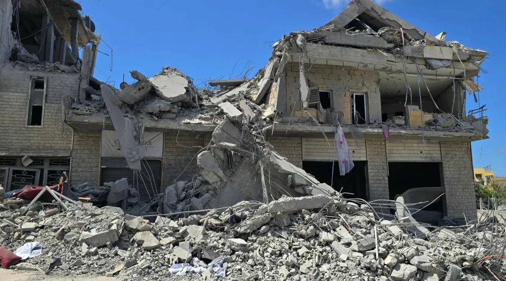 مبنى مدمر في بلدة البازورية في جنوب لبنان إثر تعرضه لقصف إسرائيلي (أ ف ب)