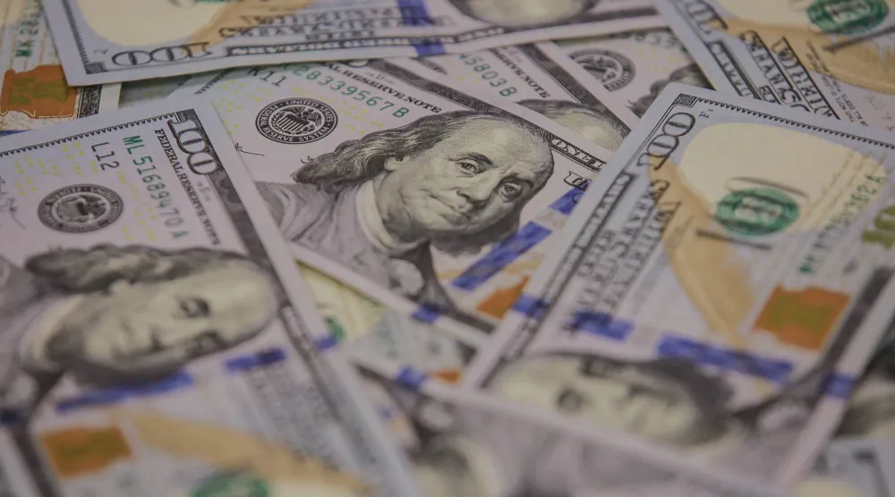 أوراق نقدية من الدولار الأميركي (د.ب.أ)