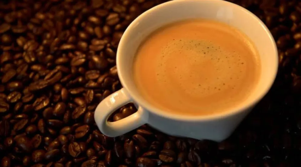 تناول القهوة باعتدال، نحو كوبين إلى ثلاثة أكواب يومياً، يرتبط بأدنى خطر للإصابة باضطرابات المزاج والتوتر (أرشيفية-رويترز)