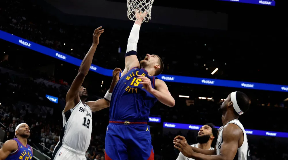 الصربي نيكولا يوكيتش قاد فريقه دنفر ناغتس إلى الفوز على سان أنتونيو سبيرز (أ.ف.ب)