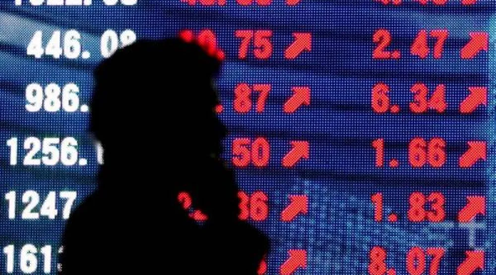 صورة تظهر مؤشرات أسهم متراجعة (رويترز)