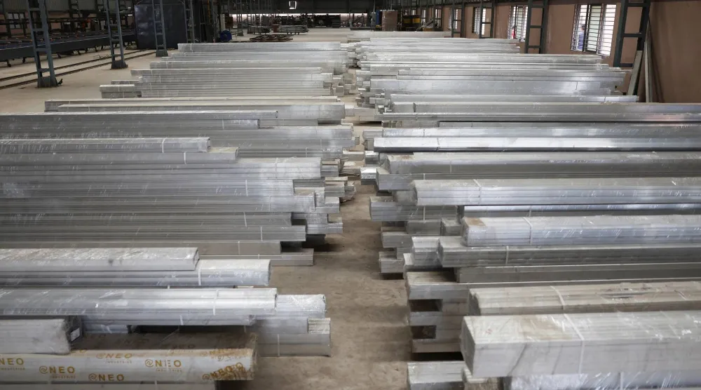 مخزونات شرائح ألمنيوم داخل مصنع مغلق في داهيجام بالهند (رويترز)