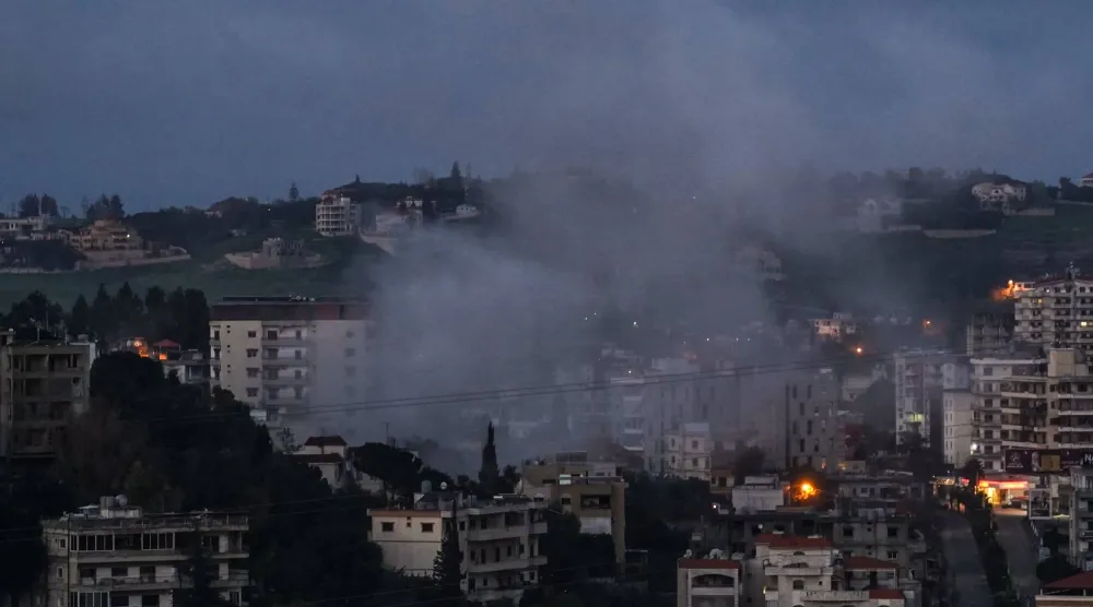 دخان يتصاعد من موقع القصف الإسرائيلي على مدينة النبطية في جنوب لبنان أمس (أ.ف.ب)