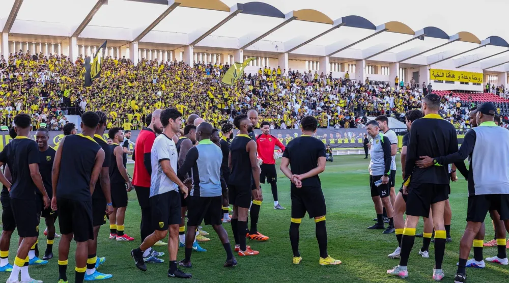 جماهير الاتحاد ساندت فريقها خلال التدريبات قبل البطولة الآسيوية (نادي الاتحاد)