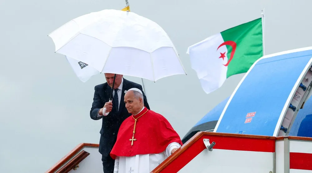 البابا ليو الرابع عشر لدى وصوله إلى الجزائر في بداية جولة أفريقية (رويترز)