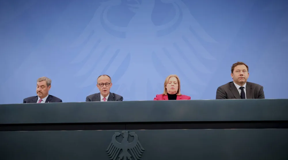 رئيس حكومة ولاية بافاريا ماركوس زودر والمستشار فريدريش ميرتس ووزيرة العمل بربل باس ووزير المالية لارس كلينغبايل خلال مؤتمر صحافي في برلين (إ.ب.أ)