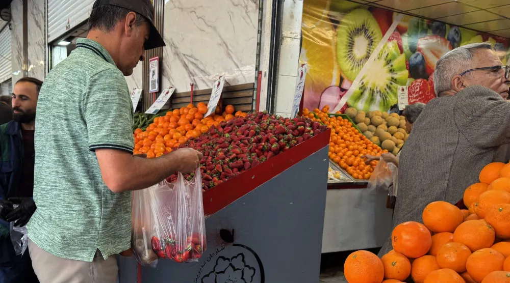 مواطنون في إحدى الأسواق بطهران (أ.ف.ب)