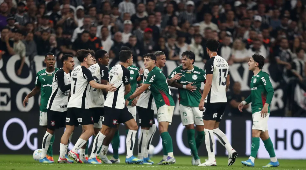 شهد ملعب نيو كيميكا أرينا أحداثاً مؤسفة عقب نهاية ديربي الدوري البرازيلي (رويترز)