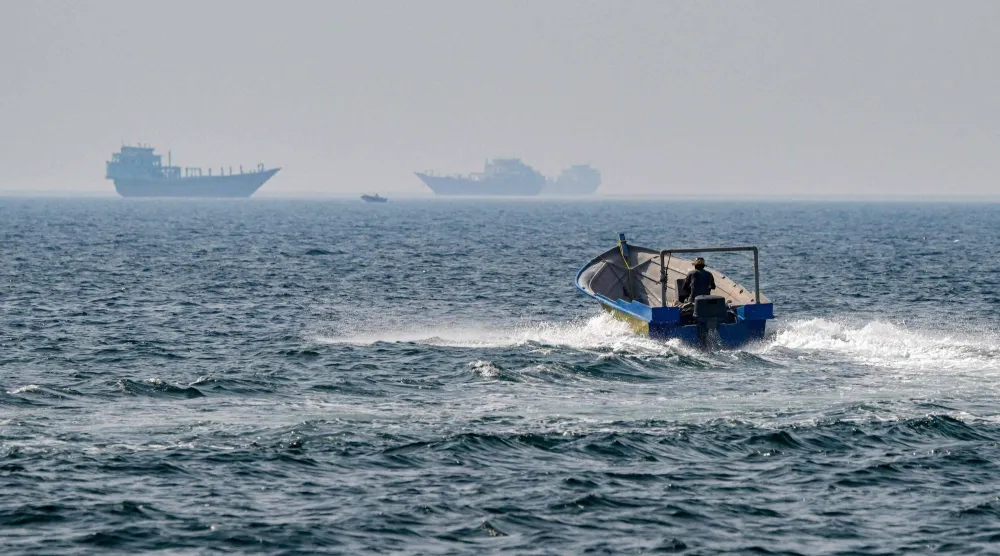 قارب يبحر بمياه مضيق هرمز قبالة «خصب» في شبه جزيرة مسندم الشمالية بسلطنة عمان (أ.ف.ب)