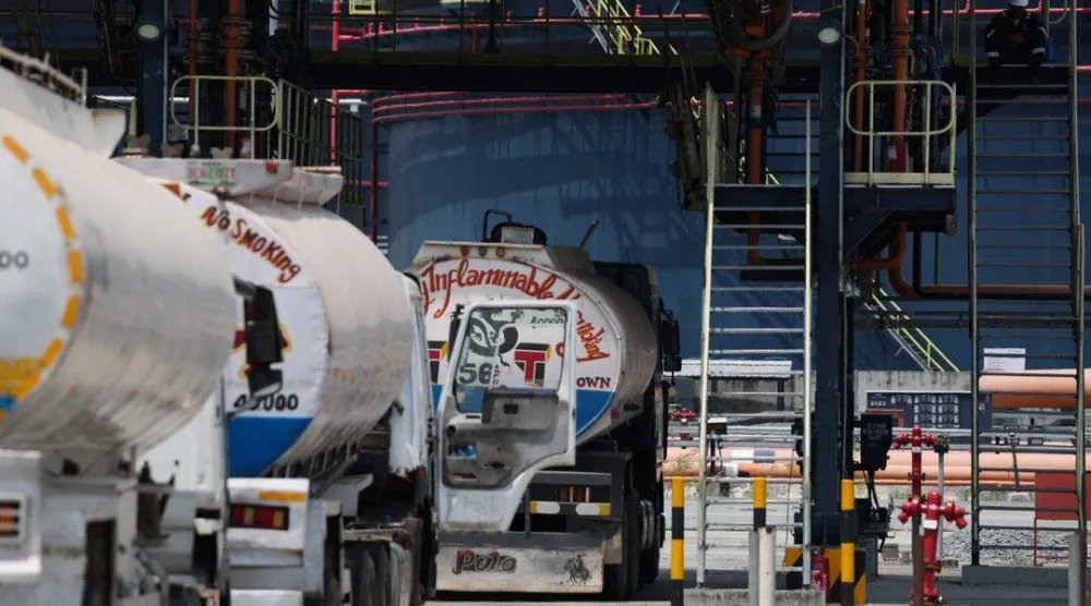 شاحنات نفط داخل مصفاة دانغوتي في لاغوس بنيجيريا (رويترز)