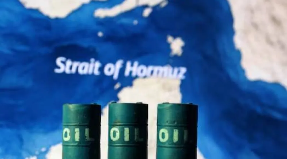 خريطة تُظهر مضيق هرمز وبراميل نفط مطبوعة بتقنية ثلاثية الأبعاد (رويترز)