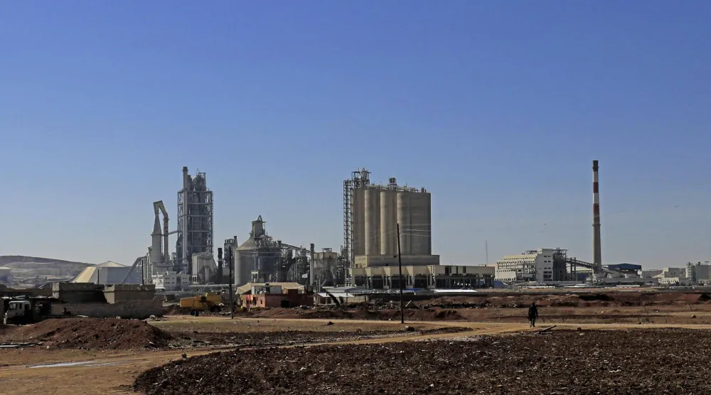 صورة عامة تُظهِر مصنع أسمنت «لافارج» في منطقة الجلبية بشمال سوريا 19 فبراير 2018 (أ.ف.ب)