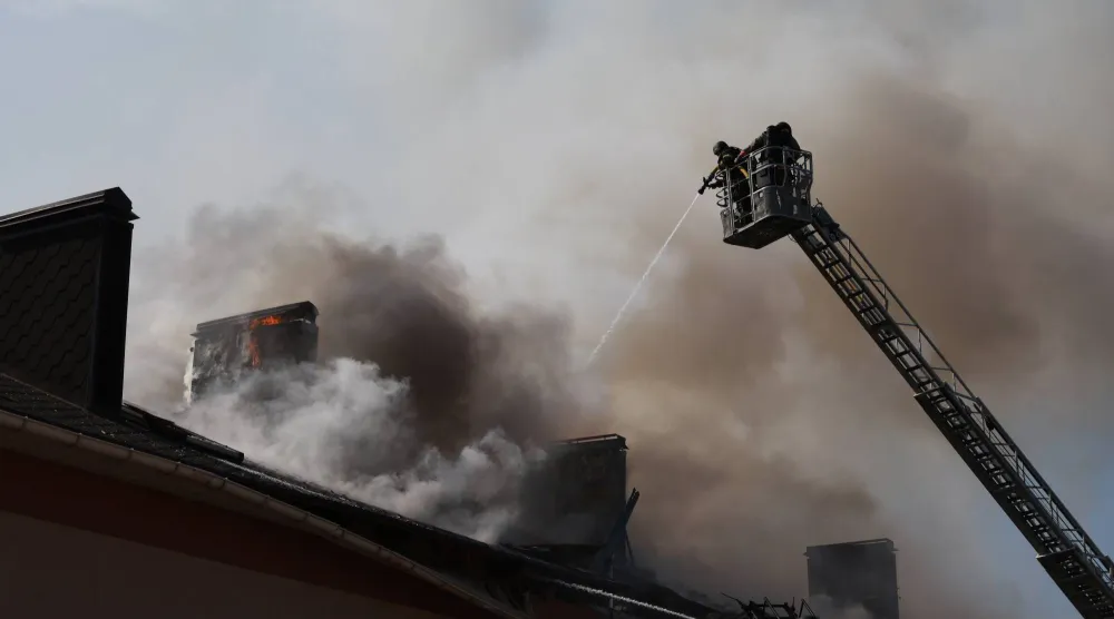 تصاعد الدخان جراء هجوم روسي على مدينة زابوريجيا الأوكرانية اليوم (أ.ب)