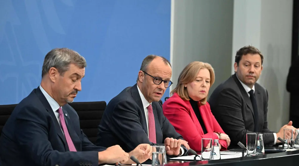 المستشار الألماني فريدريش ميرتس (الثاني يساراً) من حزب «الاتحاد الديمقراطي المسيحي» المحافظ ومسؤولون ألمان خلال مؤتمر صحافي بالمستشارية في برلين اليوم (أ.ف.ب)
