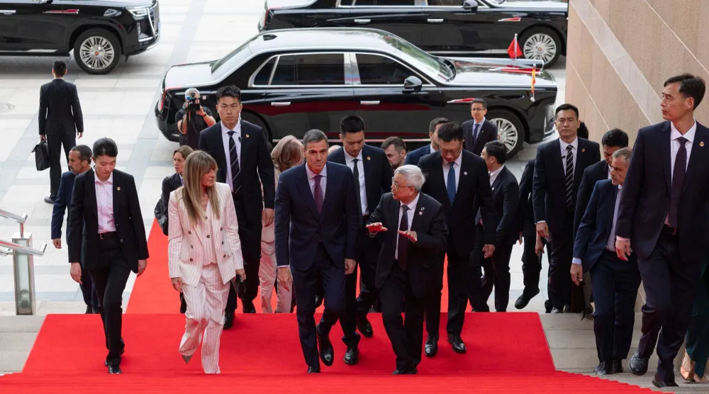 رئيس الوزراء الإسباني بيدرو سانشيز وزوجته بيغونا غوميز لدى استقبالهما في إحدى الجامعات الصينية بالعاصمة بكين الاثنين (أ.ف.ب)