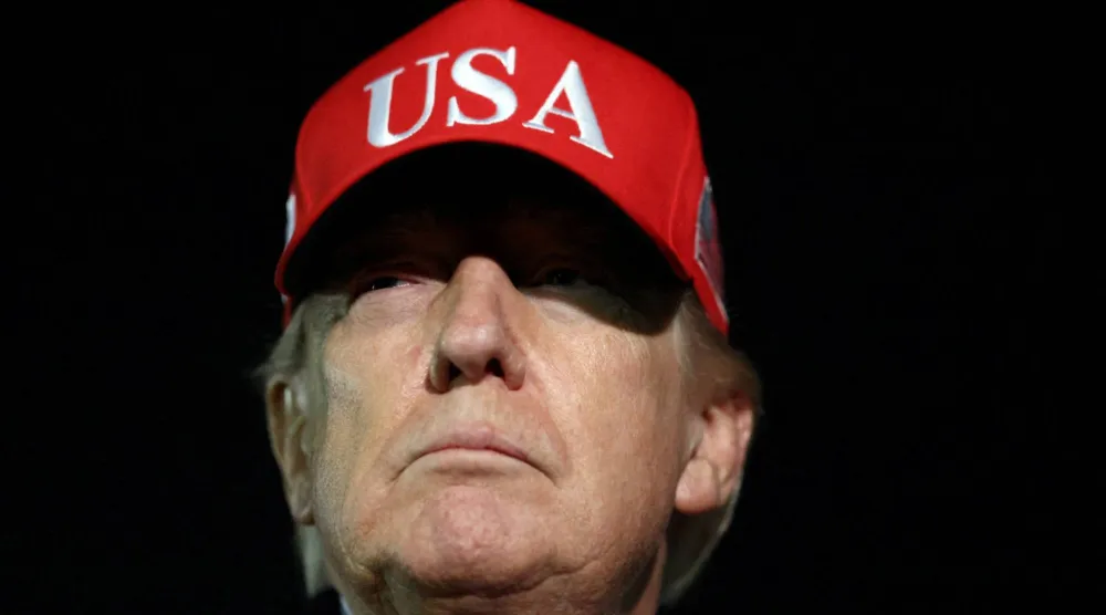 الرئيس الأميركي دونالد ترمب في قاعدة أندروز العسكرية بماريلاند الأحد (رويترز)