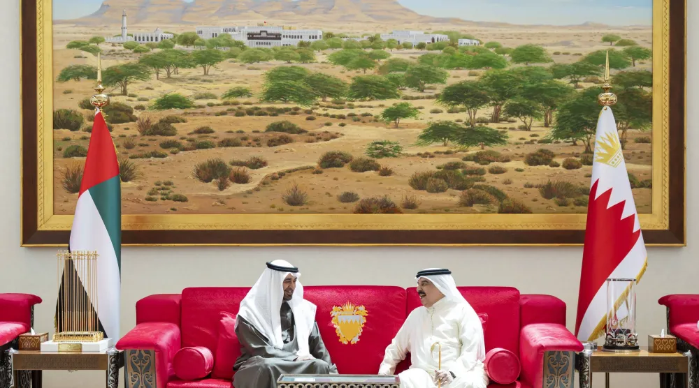 رئيس دولة الإمارات الشيخ محمد بن زايد آل نهيان وملك البحرين الملك حمد بن عيسى آل خليفة (وام)