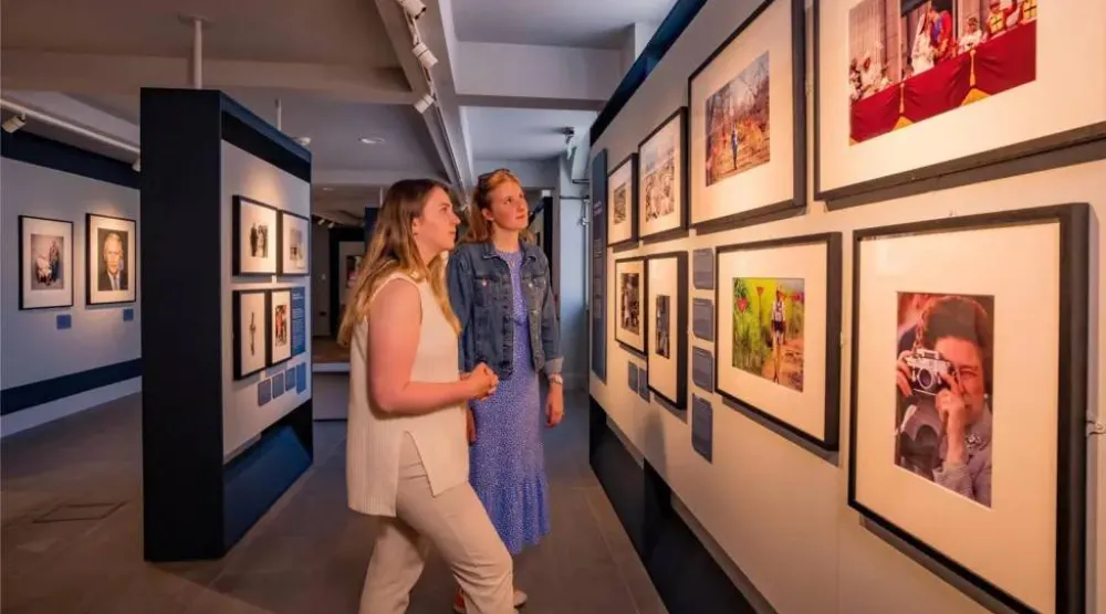 معرض «الحياة من خلال عدسة ملكية» في متحف أميليا سكوت (قصر كنسينغتون)