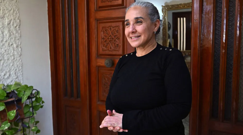 المحامية والحقوقية سنية الدهماني داخل شقتها في تونس يوم 27 نوفمبر 2025 بعد إطلاق سراحها المشروط من السجن (أ.ف.ب)