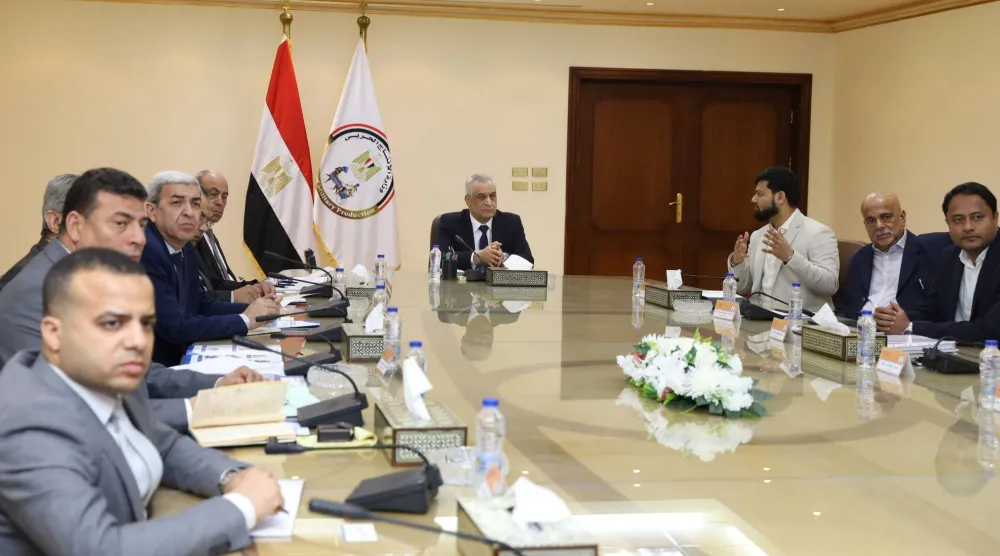 محادثات وزير الدولة للإنتاج الحربي المصري مع ممثلي شركة «باراسون» الهندية الاثنين في القاهرة (مجلس الوزراء المصري)