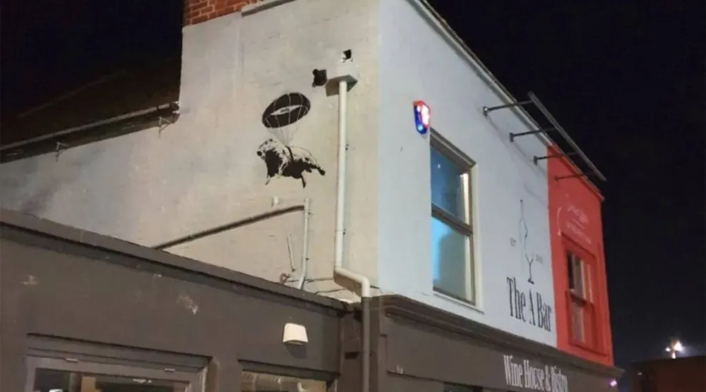 الجدارية على جانب حانة «ذا إيه بار» في بورتسموث (موقع ذا إيه بار)