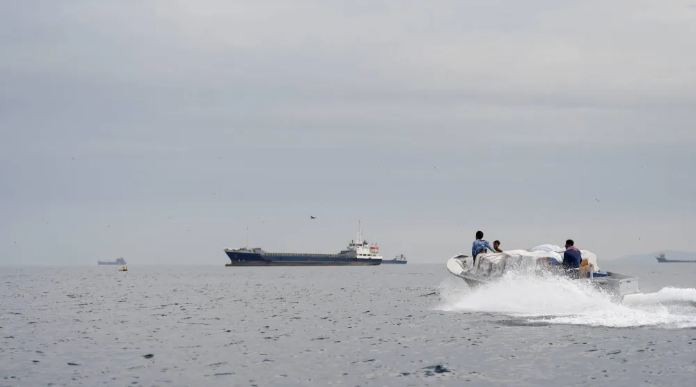 سفن وقارب في مضيق هرمز، 12 أبريل 2026 (رويترز)
