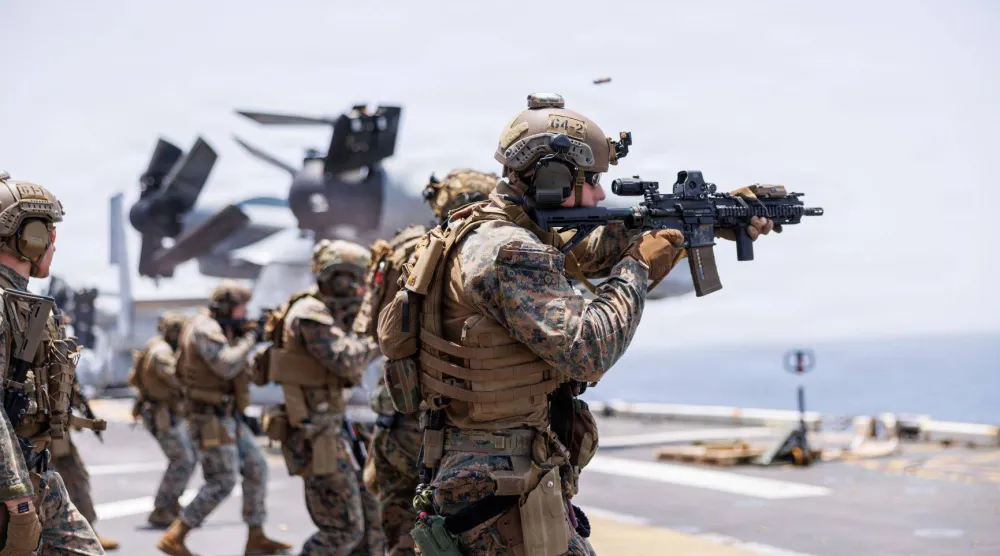 جنود من مشاة البحرية الأميركية خلال تدريبات إطلاق نار على سطح السفينة «يو إس إس تريبولي» 2 أبريل الحالي (سنتكوم)