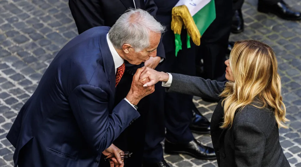 مالاغو يقبّل يد رئيسة وزراء إيطاليا ميلوني في أحد اللقاءات (د.ب.أ)